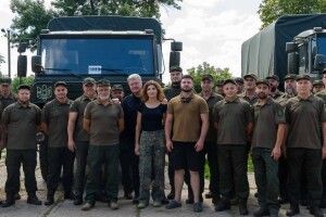 Порошенко на східному фронті передав техніку та обладнання спецпризначенцям «Азову»