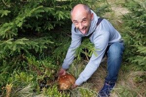 «Аж язика висолопив від задоволення»: рівнянин злапав у лісі дідо-гриба з онучатком-грибенятком (Фото) 