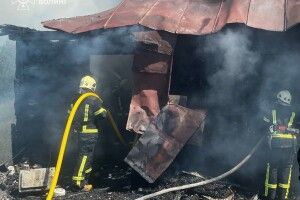 На Волині сусіди врятували з пожежі жінку