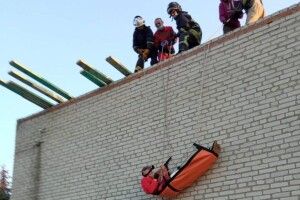 На Волині працівник травмувався під час ремонту даху школи