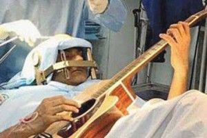 Гітарист грав, коли на його мозку робили операцію!