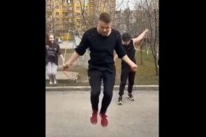 Скандал в Івано-Франківську: небайдужі українці вирішили помститися пенсіонерці, яка принизила дівчинку через скакалку (Відео)