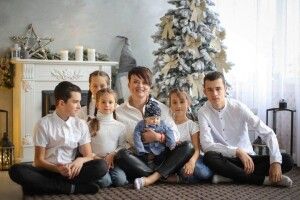 «Найбільше сил дають діти»: мати-героїня з Волині сама виховує шістьох дітей (Відео)