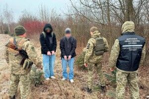 Сокира, пилка та консерви замість подарунків: на Волині затримали двох порушників кордону