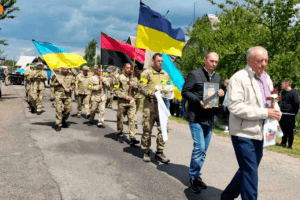 Загиблого воїна зустрічали навколішки: на Волині попрощалися із 25-річним Віктором Шершнем (Фото)