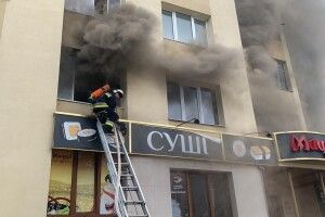 У Рівному загорілася квартира в багатоповерхівці, людей евакуювали (Фото)