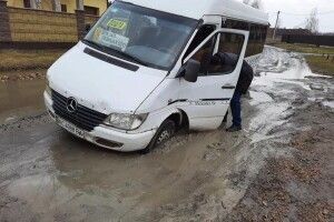 На Волині маршрутка не змогла вчасно доїхати до місця призначення через багнюку