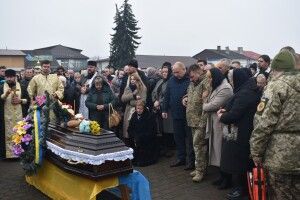 Сотні рівнян провели в останню дорогу молодого воїна, який поліг біля Бахмута (Фото)