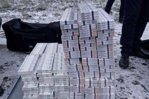 Біля Луцька зупинили авто, напаковане сигаретами