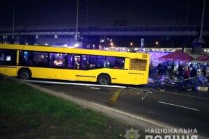 У Києві автобус вилетів на тротуар: один загиблий, двоє травмованих