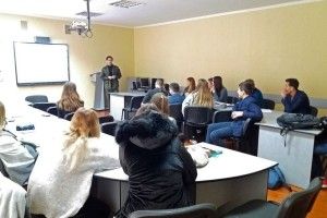 Луцьких школярів вчили, як правильно годувати синичок салом