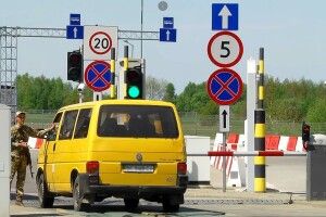 Кабінет міністрів обмежив терміни перебування за кордоном чоловіків призовного віку