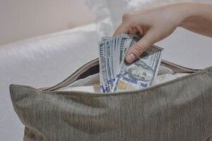 Маєте гроші під матрацом? «Слуги» йдуть по них!