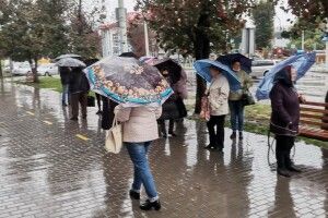 Люди стоять годинами під дощем. Чому в Луцьку біля пенсійного фонду черги