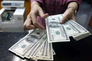 Банки знову продають валюту: скільки коштує долар 