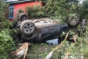 На Камінь-Каширщині Range Rover влетів на подвір’я і перекинувся, є постраждалі (Фото)