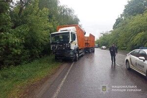 На Волині легковик зіткнувся з фурою, є жертви