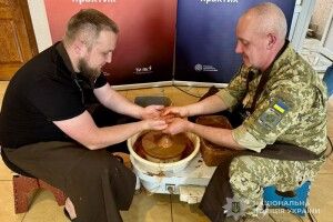 На Волині поранені бійці творили на гончарному майстер-класі