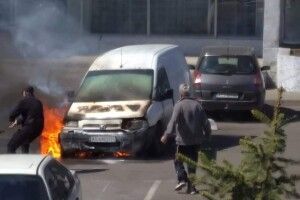 У Луцьку гвардієць допоміг погасити палаючий автомобіль