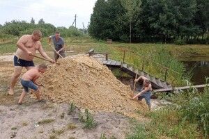 У селищі на Волині жителі самотужки облаштували пляж  