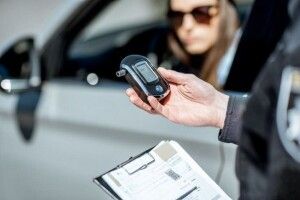 У Луцьку патрульні виявили п’яну панянку за кермом, яка їхала зі спушеним колесом