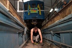 Українець потягнув шиєю вагон метро і встановив світовий рекорд (Фото)