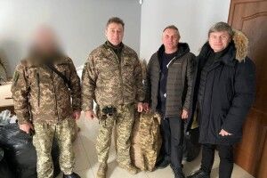 Артур Герасимов передав військовим на Донеччині півтисячі комплектів зимової форми від Фонду Порошенка