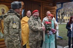 Капелани повінчали капітана ЗСУ із волонтеркою (Фото)