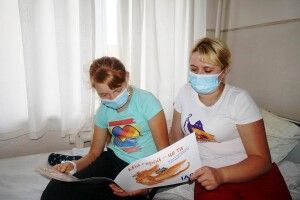 Луцькі гімназисти подарували дитячій лікарні книги (Фото)