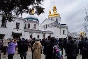 Сьогодні УПЦ МП має покинути Києво-Печерську Лавру: на місці зібралися люди
