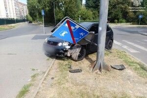 У Луцьку легковик зніс дорожній знак