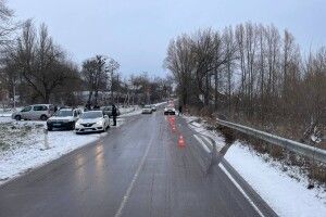 На Рівненщині легковик в’їхав у людей, які чекали на зупинці (Фото)