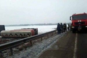 Між Києвом і Черніговом перекинулася цистерна зі спиртом – 30 тонн вилилося на поле