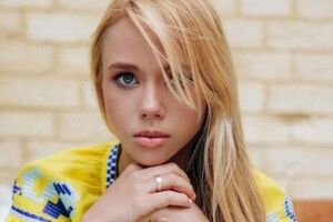 «До тебе я летітиму завжди!»: Дружина командира полку «Азов» Прокопенка знялася у вишиванці (Фото) 