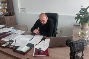 На сесії Любешівської селищної ради кожен з 33 депутатів міг озвучити свою позицію телефоном