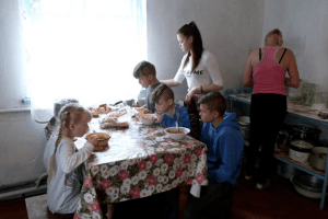 «Було нестерпно»: історія родини, яка втекла з Попасної на Рівненщину (Фото, відео)