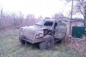 На передовій росіяни обстріляли бронеавтомобіль від Порошенка