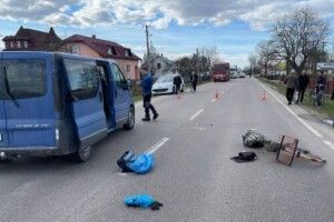 На Львівщині мікроавтобус збив велосипедиста 