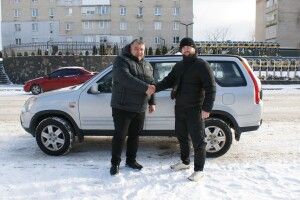 Працівники міськради на Волині придбали позашляховик для ЗСУ