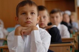 Батьки луцьких першачків у глибокому шоці: міськрада відмовляється фінансувати групи продовженого дня