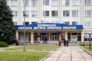 Дворічну дівчинку, яку в Луцьку порізала мати, уже виписали з лікарні