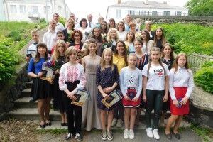 Як у Горохівській музичній школи відправляли у доросле життя 18 обдарованих випускників (Фоторепортаж)