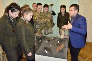 У Волинському краєзнавчому музеї відкрили пізнавальну виставку «Український символ – Крути» (Фото)