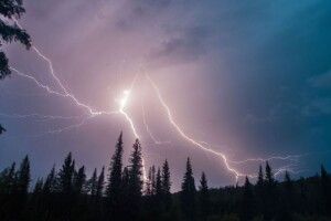 Від удару блискавки загинув підліток