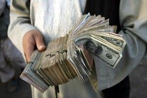 Невідомий дав 100 тисяч доларів на лікування дитини і просив його не шукати