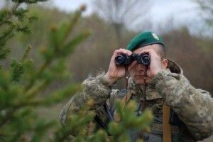Українського прикордонника поранили лазером