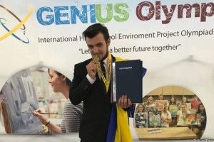 Українець, який придумав, як із опалого листя виготовляти папір, отримав «золото» на олімпіаді у США