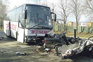 ЩОБ ДІСТАТИ ЗАГИБЛИХ, ЗРІЗУВАЛИ ДАХ АВТОМОБІЛЯ