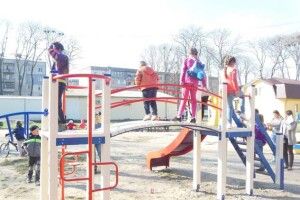 Володимир-волинські малюки не рватимуть штанців на старих гойдалках