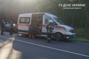 У Луцькому районі сталася аварія: з-під легковика дістали жінку без ознак життя